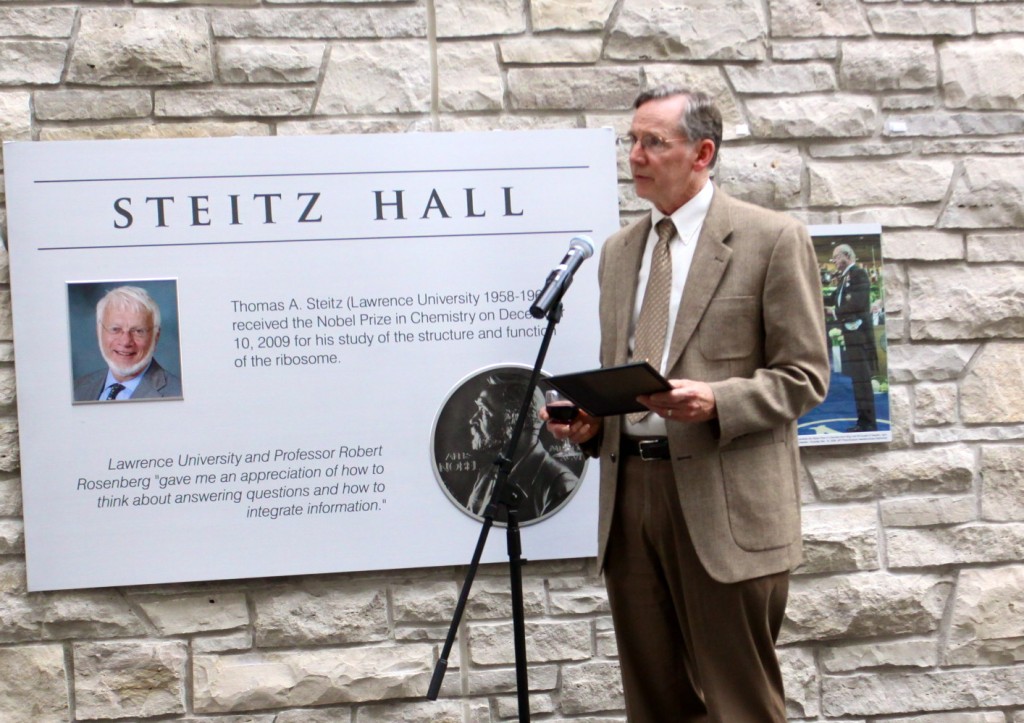 Professor Jerry Lokensgard makes a toast to Dr. Thomas Steitz.